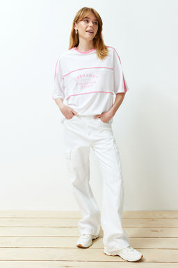 Beyaz %100 Kal?n Pamuklu Renk Bloklu Sloganl? Oversize/Genis Kal?p Orme T-Shirt TWOSS24TS00132