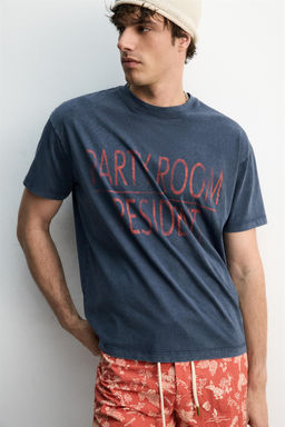 CAMISETA TEXTO EFECTO LAVADO / Azul