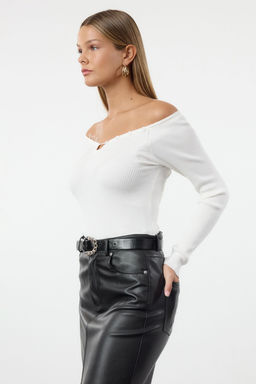 TRENDYOLMILLA Ekru Premium Kallite Yaka Detayl? Triko Kazak TWOAW25KZ00298