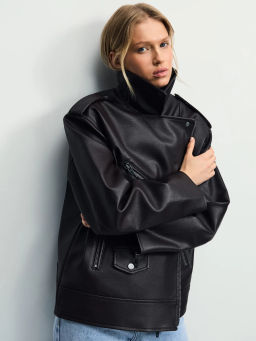 Куртка-косуха прямого силуэта из искусственной кожи / Zarina