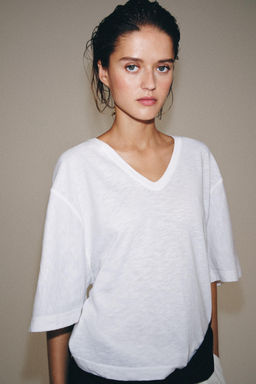 CAMISETA ESCOTE PICO / Blanco - Zara фото 2