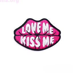 Нашивка Love me, kiss me