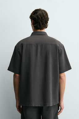 CAMISA ESTRUCTURA BOLSILLO / Gris / Tostado