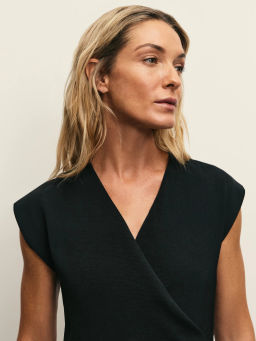 Струящийся топ на запах из фактурной ткани / Zarina фото 6