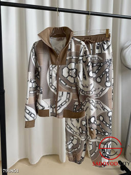 Женский брючный костюм