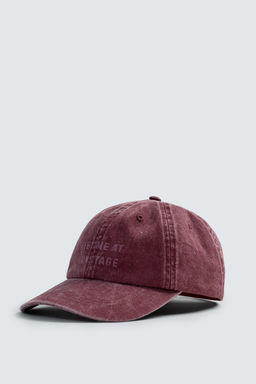 GORRA LAVADA TEXTO ESTAMPADO / Rojo