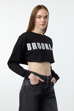 TRENDYOLMILLA Siyah Aplike Nak?sl? Relaxed Super Crop Kal?n Orme Sweatshirt TWOAW25SW00279 фото 7