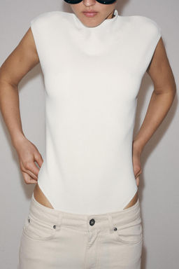 BODY STRETCH CUT OUT / Blanco roto