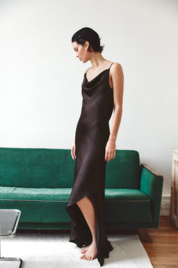 VESTIDO SATINADO ESCOTE DRAPEADO / Marr?n oscuro - Zara фото 2