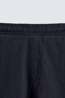 BERMUDA REGULAR FIT ESTRUCTURA SEERSUCKER / Azul