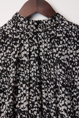 Siyah Geometrik Desenli Etegi Belden Ac?lan Sifon K?sa / Mini Dokuma Elbise TWOAW26EL00300