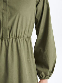 G?mlek Yaka D?z Uzun Kollu Elbise