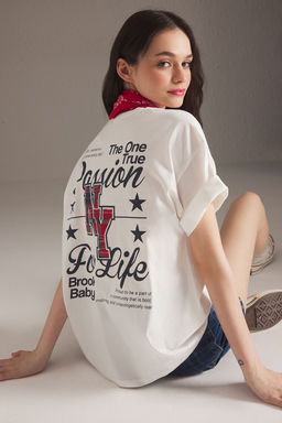 TRENDYOLMILLA Ekru %100 Pamuk Ekoseli Slogan Bask?l? Oversize/Genis Kesim Orme T-Shirt TWOSS25TS00164 фото 2