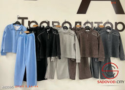 Спортивный женский костюм