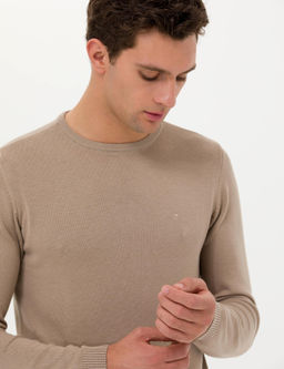 Базовый трикотажный свитер светло-коричневого цвета с круглым вырезом приталенного кроя - Cacharel фото 3