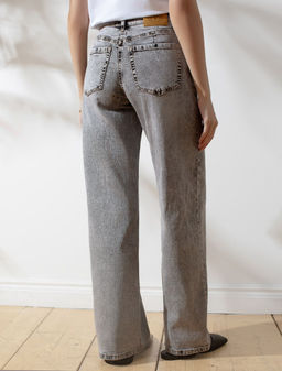 Джинсы трубы с декоративной стиркой из эластичного облегченного денима - Vilatte фото 2