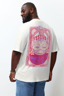 TRENDYOL MAN Buyuk Beden Ekru Unisex Oversize/Genis Kesim Etnik S?rt Bask?l? %100 Pamuk T-shirt TMNSS25BF00019