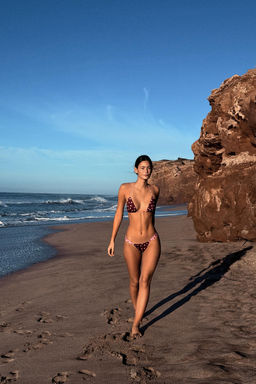TOP BIKINI TRIANGULAR ESTAMPADO LUNARES / Rosa