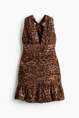 Vestido fruncido con fular decorativo