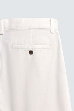 BERMUDA REGULAR FIT PLIEGUES / Blanco roto