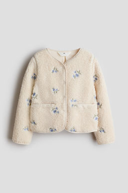 Chaqueta de borreguito con motivos bordados