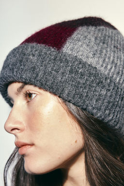 GORRO BEANIE PUNTO ESTAMPADO / Burgundy