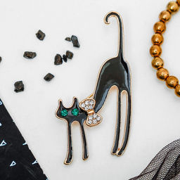 Брошь «Кошка грациозная с бантиком», цвет чёрный в золоте