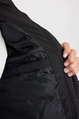 Водоотталкивающее пальто с капюшоном приталенного кроя узкого кроя на молнии с карманом на кнопке - Defacto фото 5