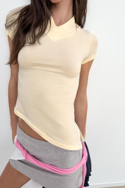 CAMISETA CUELLO PICO BAJO ASIM?TRICO / Amarillo