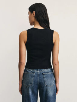 Укороченный топ в рубчик с V-образным вырезом / Zarina  фото 5