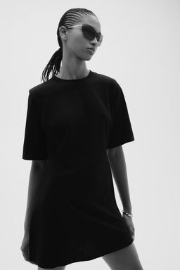Vestido camiseta con hombreras
