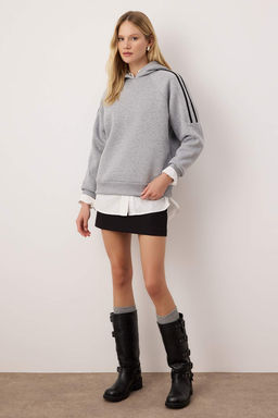 Gri Melanj Kapusonlu ve Biye Detayl? Oversize/Genis Kal?p Orme Sweatshirt TWOAW26SW00107