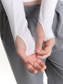 Лонгслив трикотажный спортивный с вырезом для пальца 22-7695 черный - Mini maxi фото 43