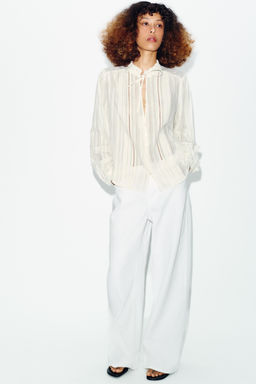 BLUSA ROM?NTICA ENTREDOSES / Crudo