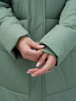 Куртка зимняя женская с капюшоном удлиненная стеганная зеленого цвета 9629Z - Mtforce фото 10