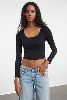 Trendyolmilla Siyah Kare Yaka Dantel Detayl? Crop/K?sa Orme Bluz TWOAW25BZ00007