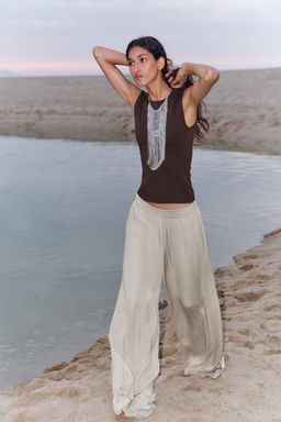SLEEVELESS KNIT TOP