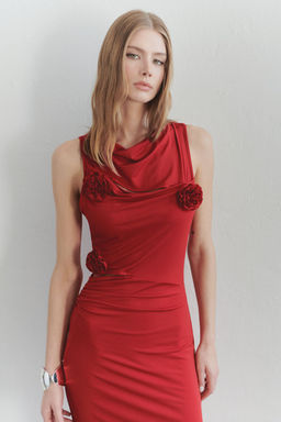 TRENDYOLMILLA Limited Edition K?rm?z? Gul Detayl? Orme Elbise TPRSS25EL00180