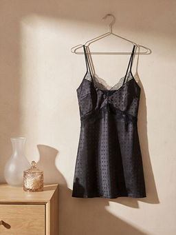 V Yaka Puantiyeli Saten Kad?n Gecelik