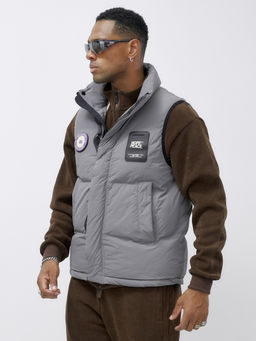 Жилет мужской утепленный спортивный серого цвета 15325Sr