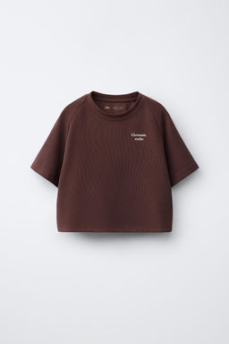 CAMISETA TEXTO RELIEVE CONTRASTE / Burdeos