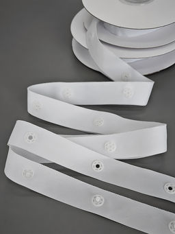 Кнопки пластиковые 8мм на ленте шир.18мм шаг 40мм TBY-64421 цв. белый уп. 5м