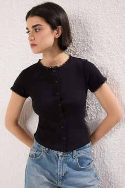 Trendyolmilla Ekru Dugmeli Vucuda Oturan Bisiklet Yaka K?sa Kol Fitilli Esnek Orme Bluz TWOSS25BZ00548 фото 6