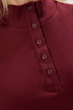 Bordo Dugmeli Dik Yaka Vucuda Oturan Fitilli Esnek Orme Bluz TWOSS25BZ00228 - Trendyolmilla фото 4