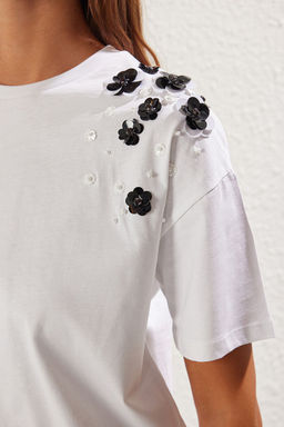 Beyaz Kal?n Pamuklu Oversize/Genis Kal?p Aksesuar Detayl? Orme T-Shirt TWOSS25TS00030