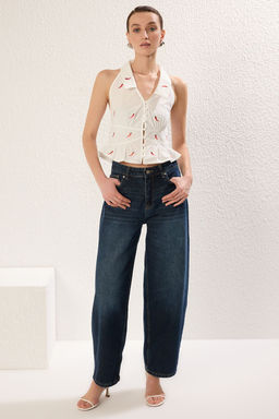 Trendyolmilla Beyaz Chili Biber Nak?sl? Crop Fitted Dokuma Bluz TWOSS25BZ00254