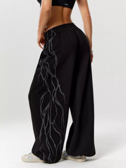 Спортивные брюки свободного кроя