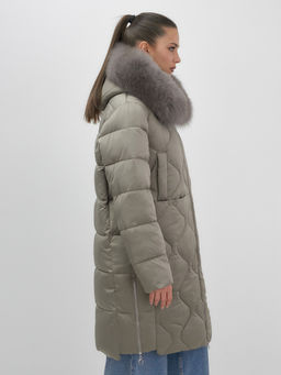 Пальто зимнее утепленное с мехом и капюшоном тренд коричневого цвета 7753K - Visdeer фото 8