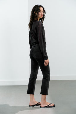 JEANS TRF CROPPED FLARE TIRO ALTO / Negro