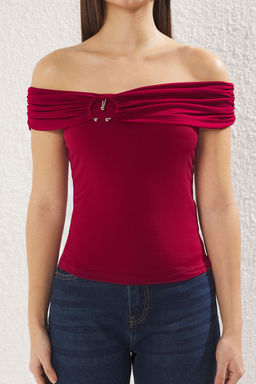 Bordo Carmen Yaka Aksesuar Detayl? Vucuda Oturan Esnek Orme Bluz TWOSS25BZ00034 - Trendyolmilla фото 3